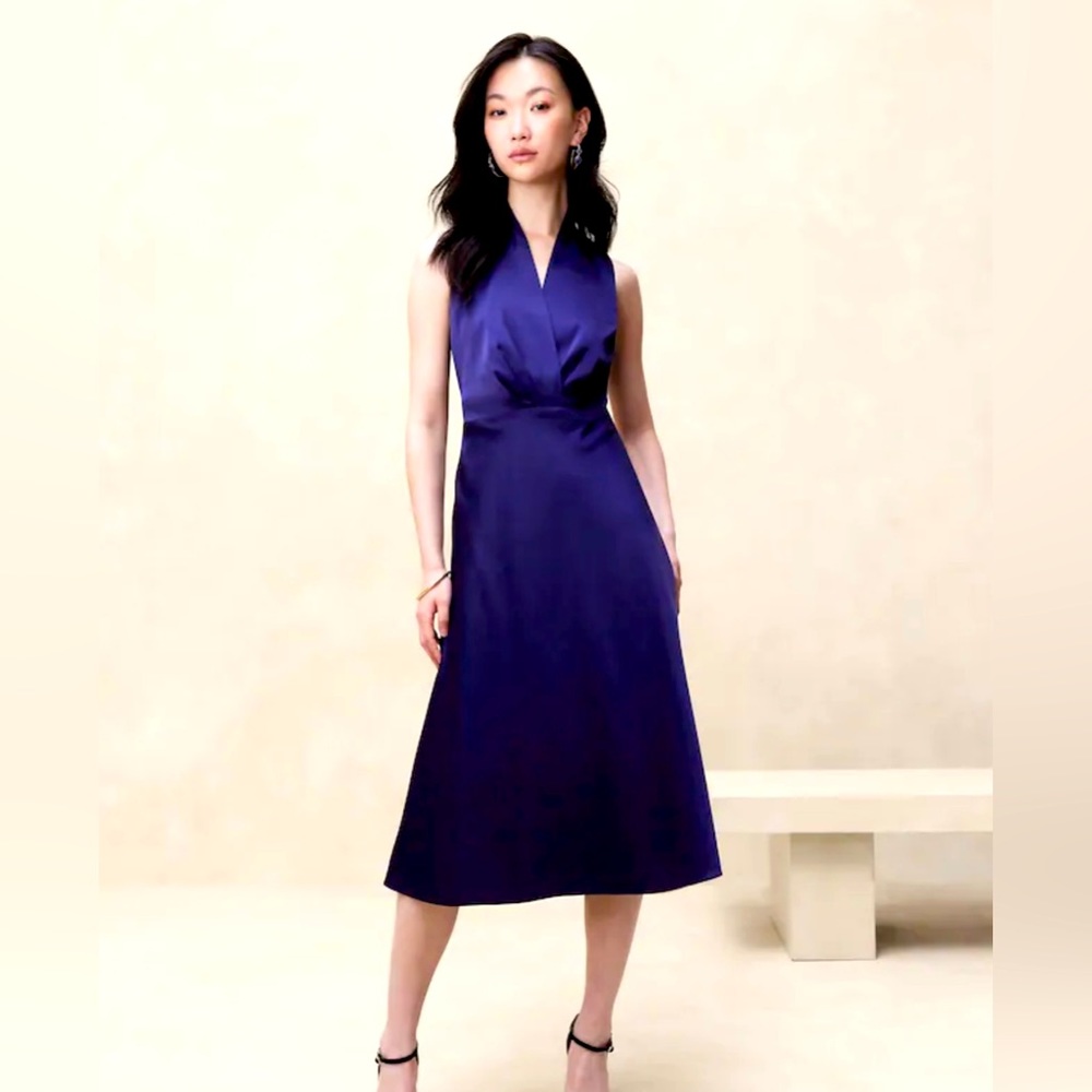 Banana Republic NWT Satin V-neck knee-length dress. Size 4. Royal blue